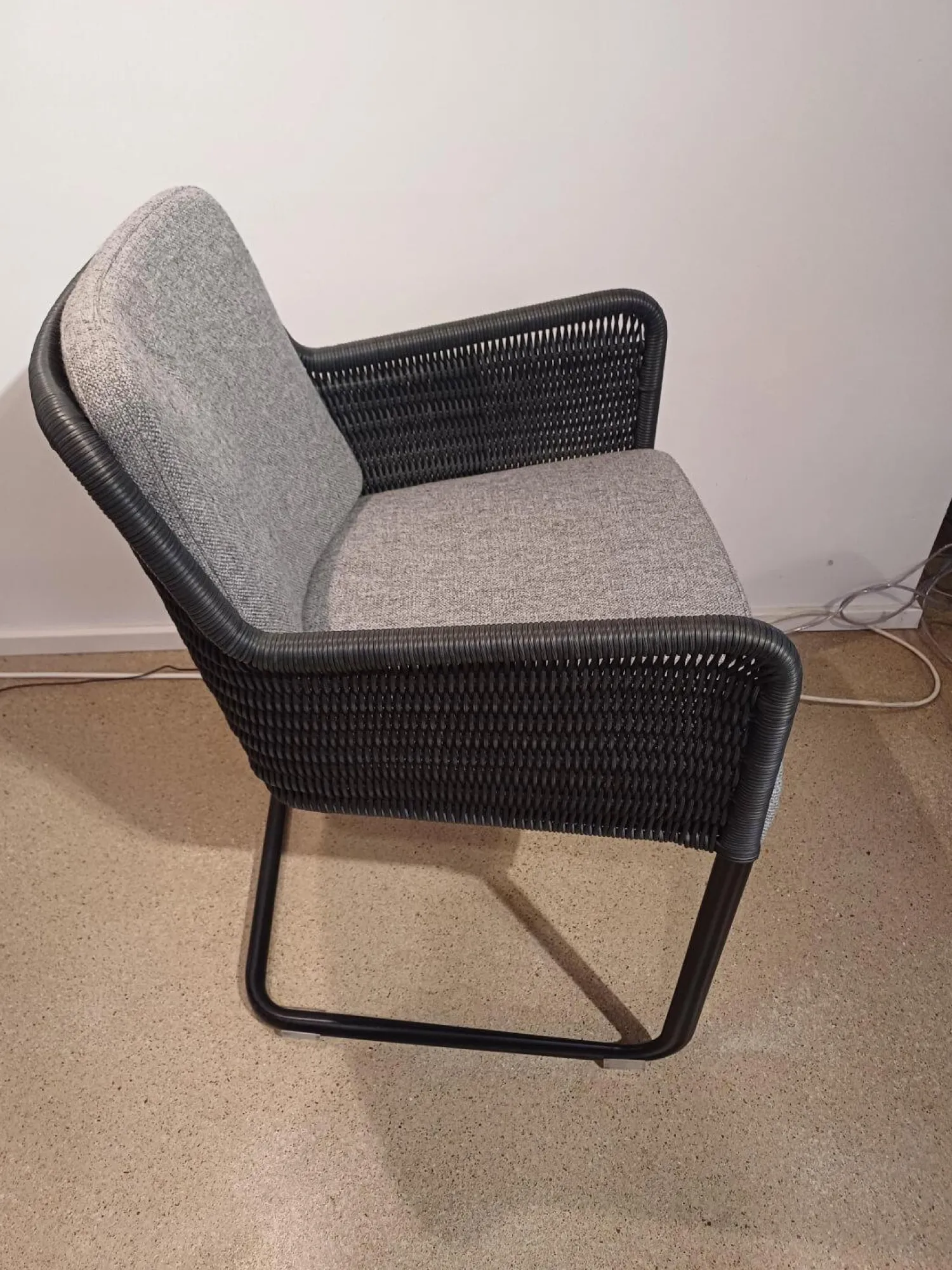 Tecta Stuhlsets|4er Set Stuhl D43 Armlehner Stoff Hallingdal Fb 130 Anthrazit Geflecht Anthrazit Gestell Schwarz Pulverbeschichtet