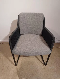 Tecta Stuhlsets|4er Set Stuhl D43 Armlehner Stoff Hallingdal Fb 130 Anthrazit Geflecht Anthrazit Gestell Schwarz Pulverbeschichtet