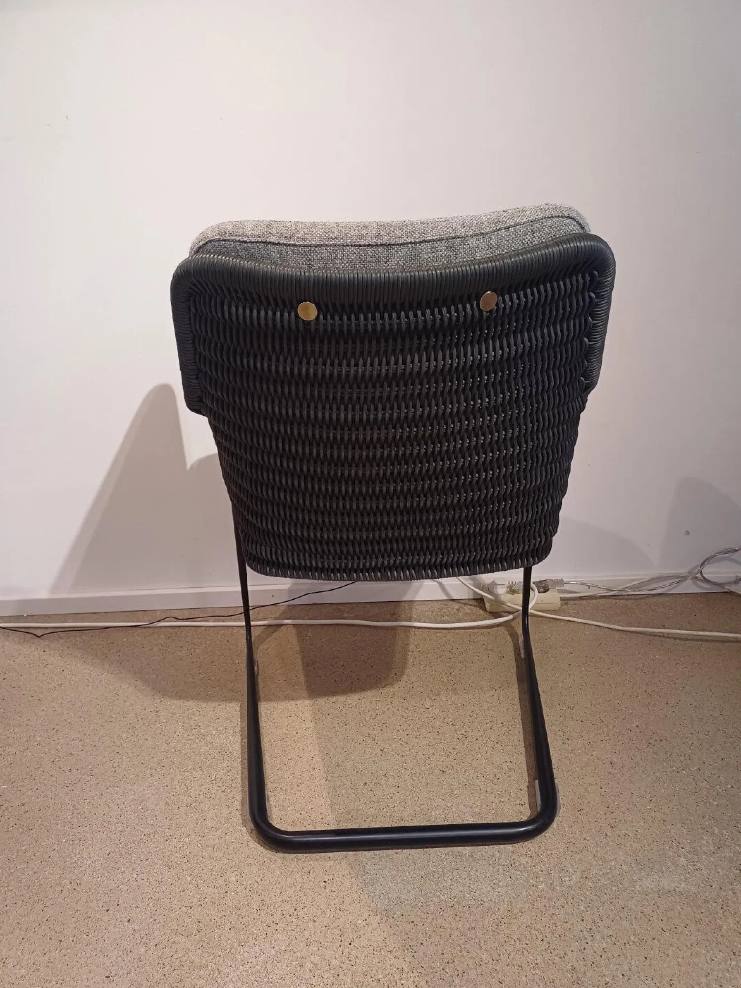 Tecta Stuhlsets|4er Set Stuhl D43 Armlehner Stoff Hallingdal Fb 130 Anthrazit Geflecht Anthrazit Gestell Schwarz Pulverbeschichtet