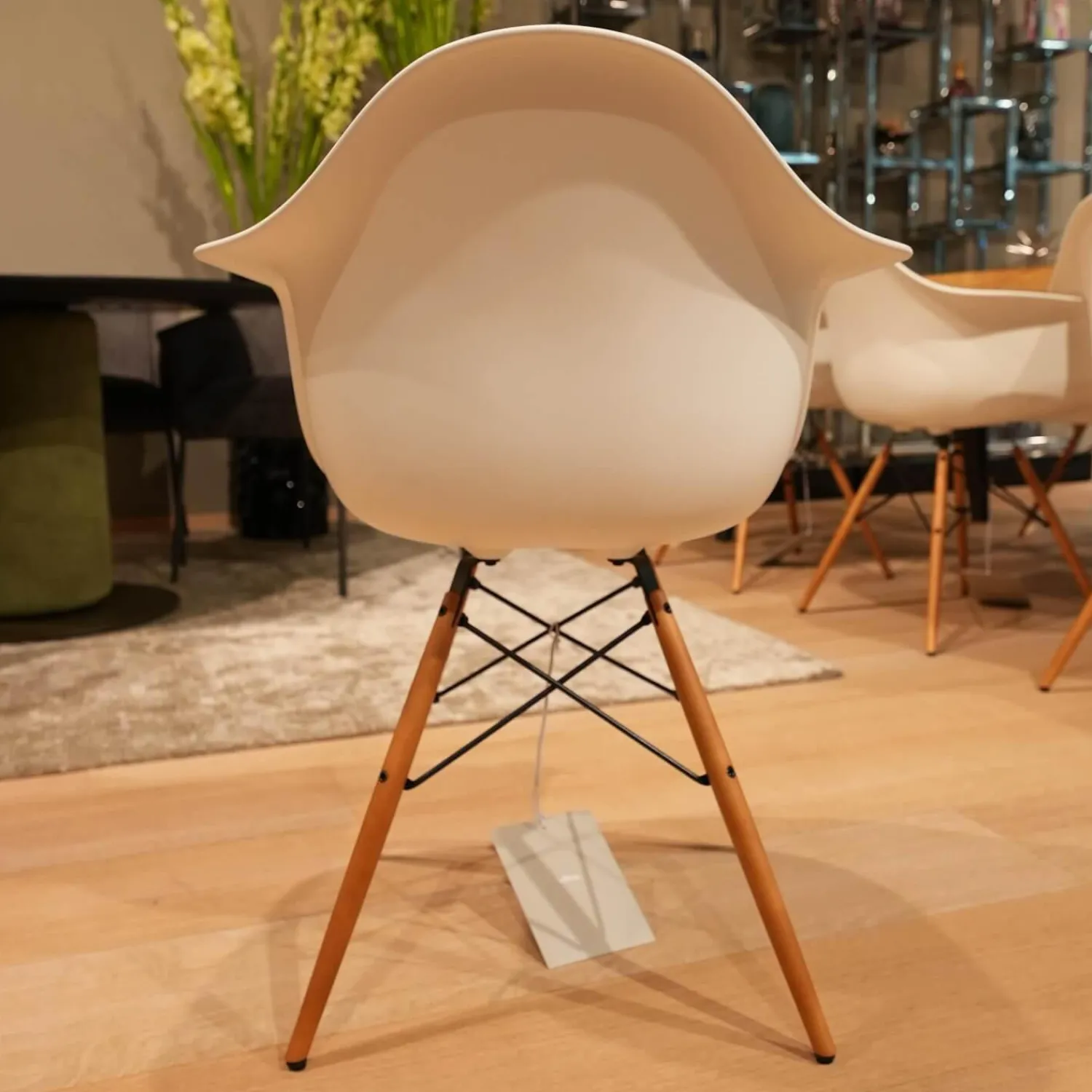 Vitra Stuhlsets|6er Set Stuhl Eames Plastic Armchair DAW Polypropylen Weiß Holzuntergestell Ahorn Gelblich Mit Verstrebungen