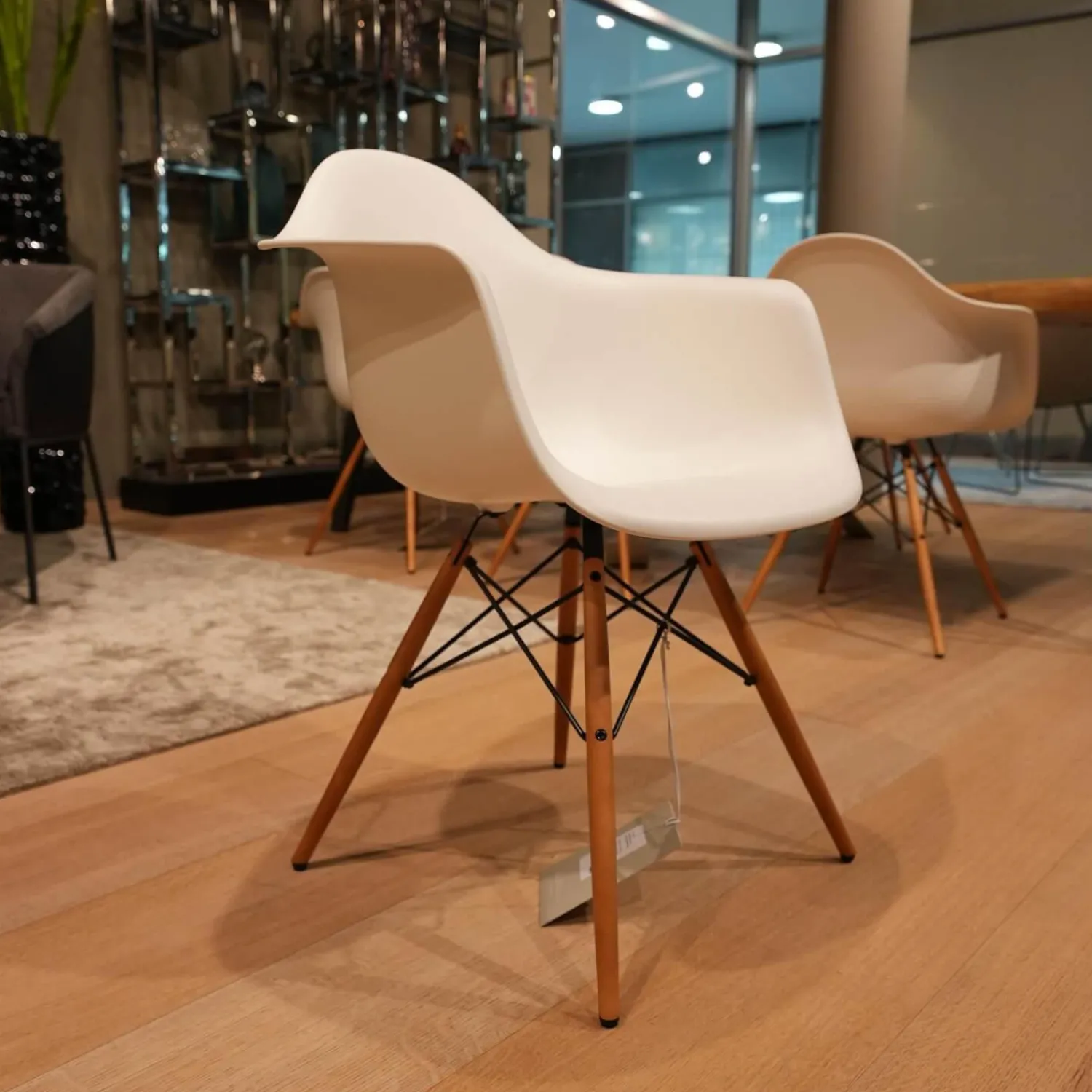 Vitra Stuhlsets|6er Set Stuhl Eames Plastic Armchair DAW Polypropylen Weiß Holzuntergestell Ahorn Gelblich Mit Verstrebungen