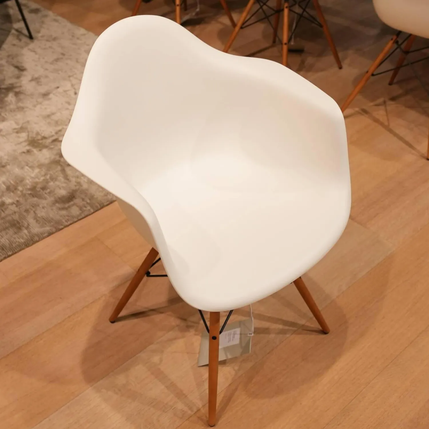 Vitra Stuhlsets|6er Set Stuhl Eames Plastic Armchair DAW Polypropylen Weiß Holzuntergestell Ahorn Gelblich Mit Verstrebungen