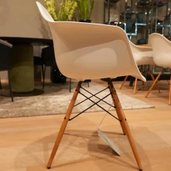Vitra Stuhlsets|6er Set Stuhl Eames Plastic Armchair DAW Polypropylen Weiß Holzuntergestell Ahorn Gelblich Mit Verstrebungen