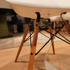 Vitra Stuhlsets|6er Set Stuhl Eames Plastic Armchair DAW Polypropylen Weiß Holzuntergestell Ahorn Gelblich Mit Verstrebungen