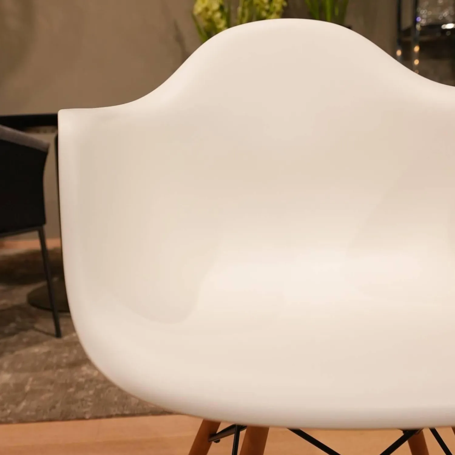 Vitra Stuhlsets|6er Set Stuhl Eames Plastic Armchair DAW Polypropylen Weiß Holzuntergestell Ahorn Gelblich Mit Verstrebungen