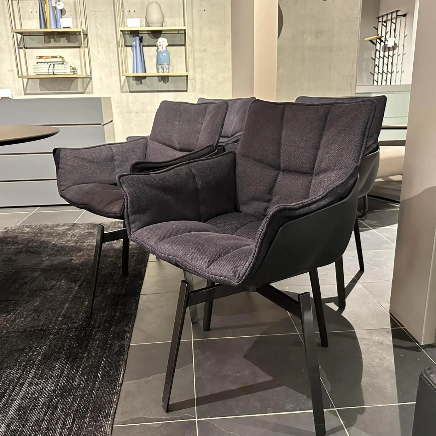 B&B Italia Stuhlsets|4-er Set Stuhl Husk Stoff Serle Grau Blau Schale Polyurethanharz Anthrazit Gestell Schwarz Verchromt Lackiert