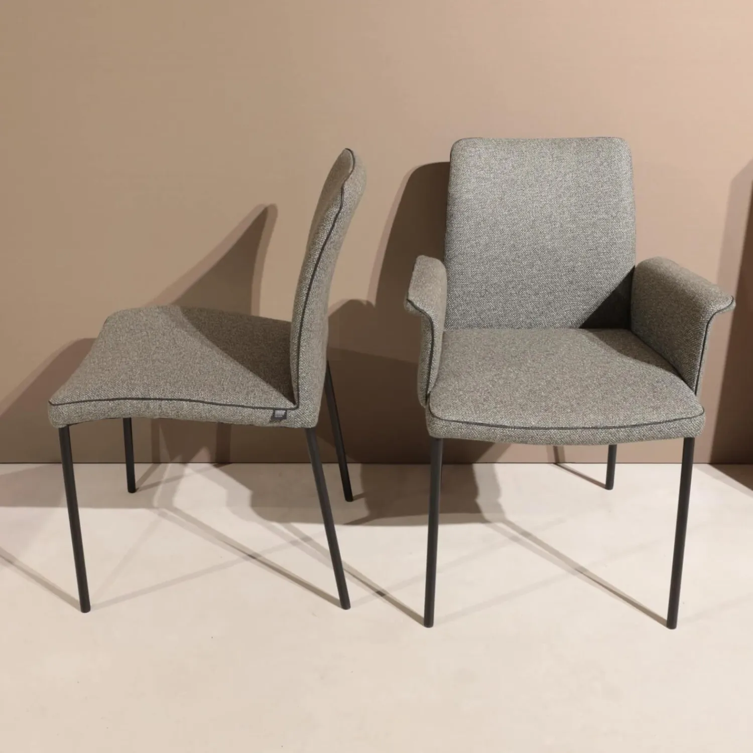 Christine Kröncke Stuhlsets|6er Set Stuhl Jaro 200 Stoff Matteo 033 Muscio Grau Keder Comfort Schwarz Gestell Schwarz Pulverbeschichtet Mit Kunststoffgleitern Ohne Tisch