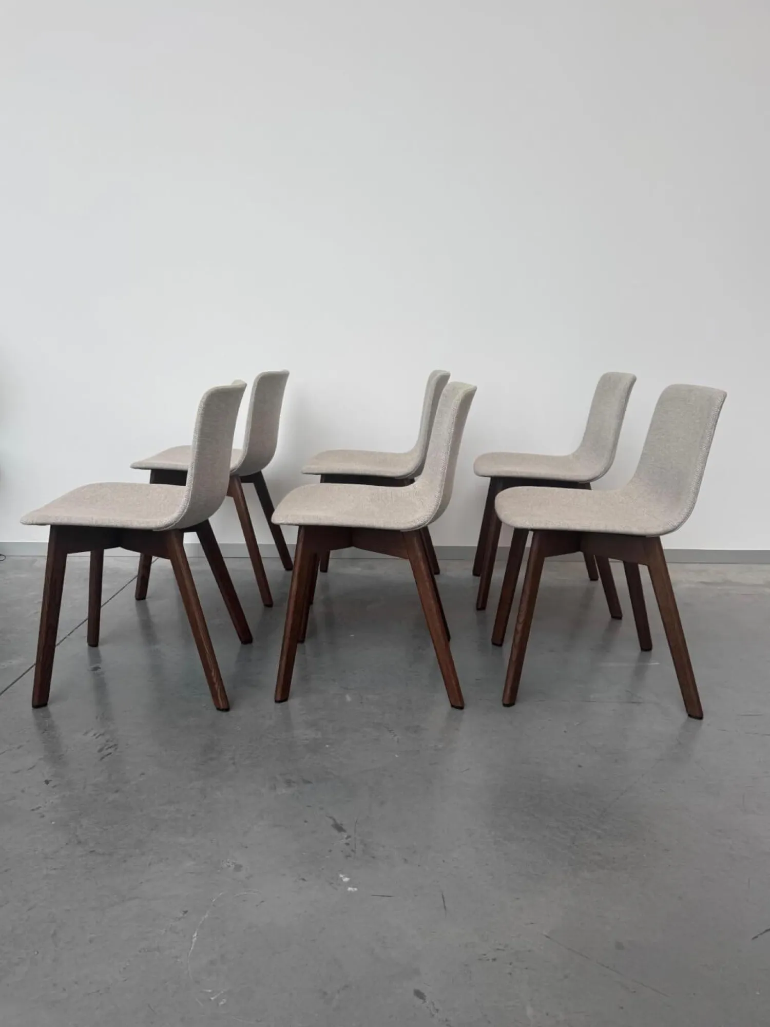 Fredericia Stuhlsets|6er Set Stuhl Pato Stoff Kvadrat Clay 0012 Grau Gestell Geräucherte Eiche Gebeizt Und Lackiert Mit Gleitern