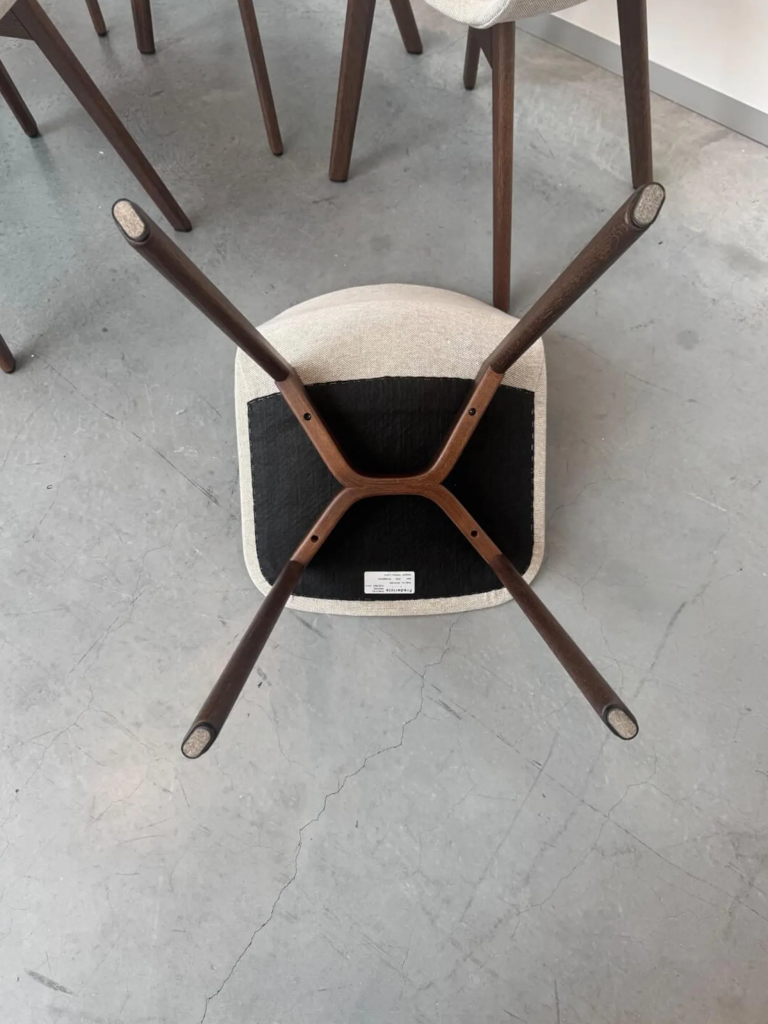 Fredericia Stuhlsets|6er Set Stuhl Pato Stoff Kvadrat Clay 0012 Grau Gestell Geräucherte Eiche Gebeizt Und Lackiert Mit Gleitern