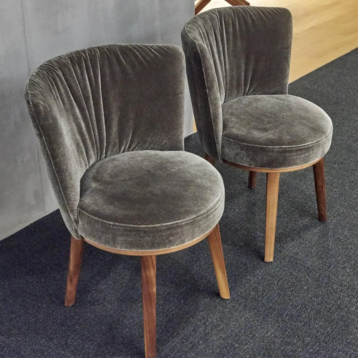 Bielefelder Werkstätten Stuhlsets|2er Set Stuhl Polo Cocktail Stoff Emilia B-121 Untergestell Nussbaum Geölt Mit Drehfunktion Und Rückholmechanik