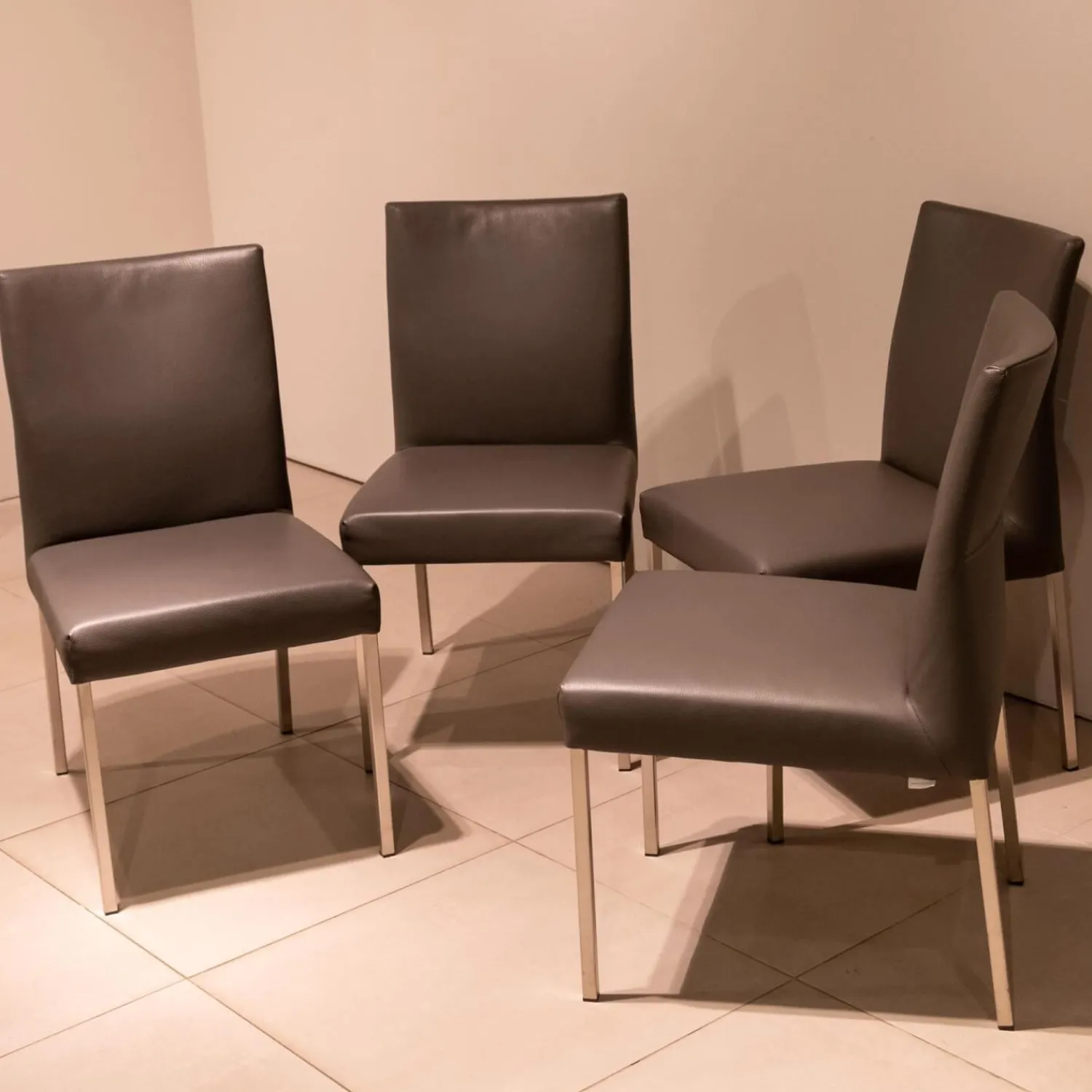 Bert Plantagie Stuhlsets|4-er Set Stuhl Pose -E Leder Tendens Farbe LD 1200 Graniet Gestell Edelstahl