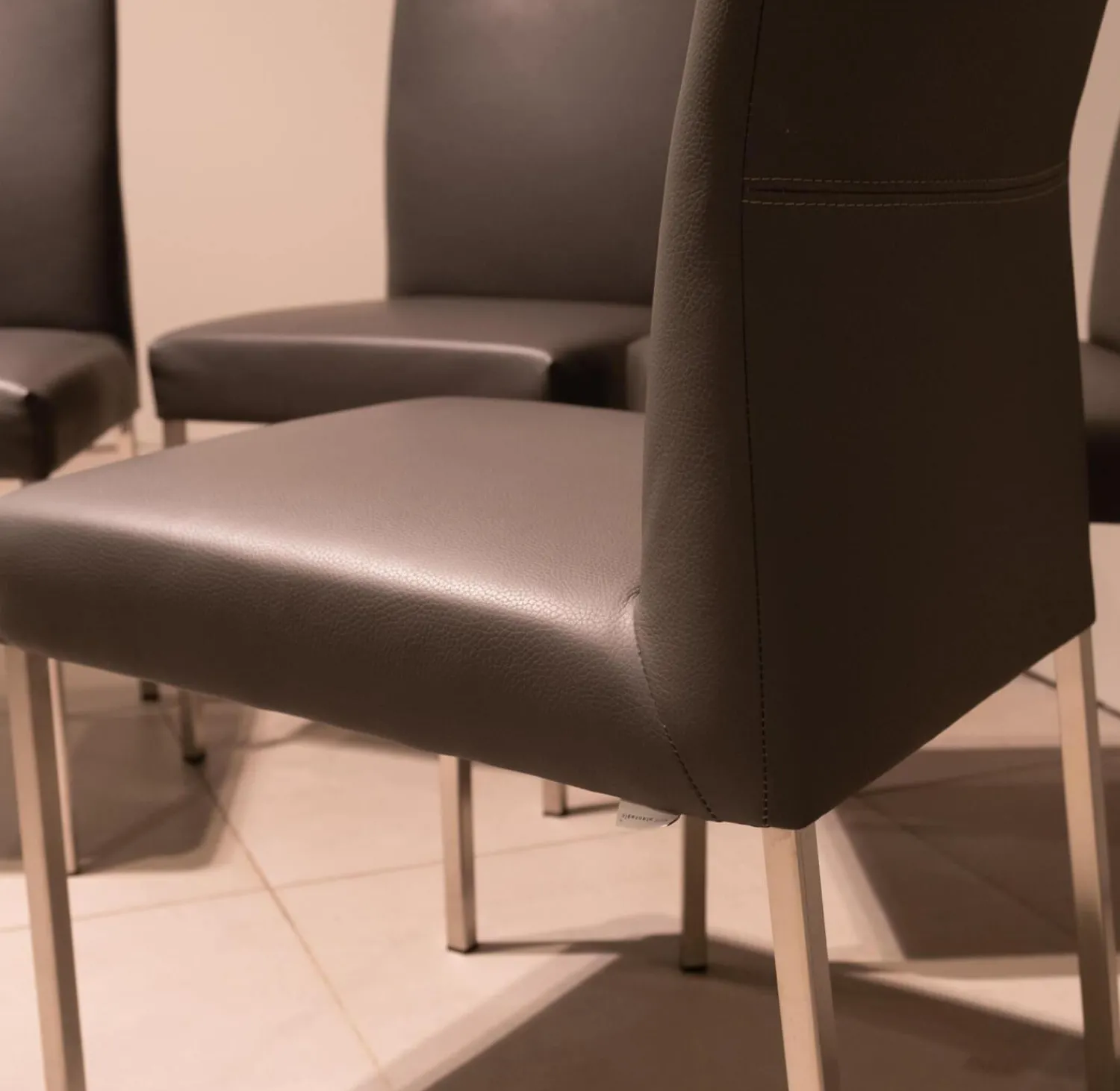 Bert Plantagie Stuhlsets|4-er Set Stuhl Pose -E Leder Tendens Farbe LD 1200 Graniet Gestell Edelstahl