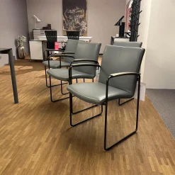 Leolux Stuhlsets|4er Set Stuhl Talos Bezug Leder Ceras 3190 Dew Blau Armlehne Eiche M4500 Pine Grey Grau Matt Gestell Epoxy E2200 Nuit Schwarz