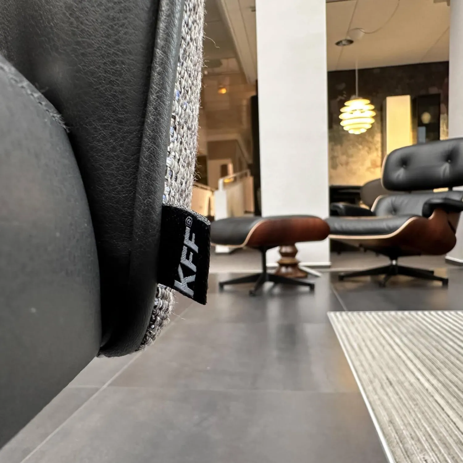 KFF Stuhlsets|2er Set Stuhl V2 Gaia LNE 10109 STV2 Bezug Innen Leder Sauvage Anthrazit 8102 Grau Außen Sonderbezug Hellgrau Gestell 4 Fuß Stern SL Struktur M02 Schwarz Mit Kunststoffgleitern