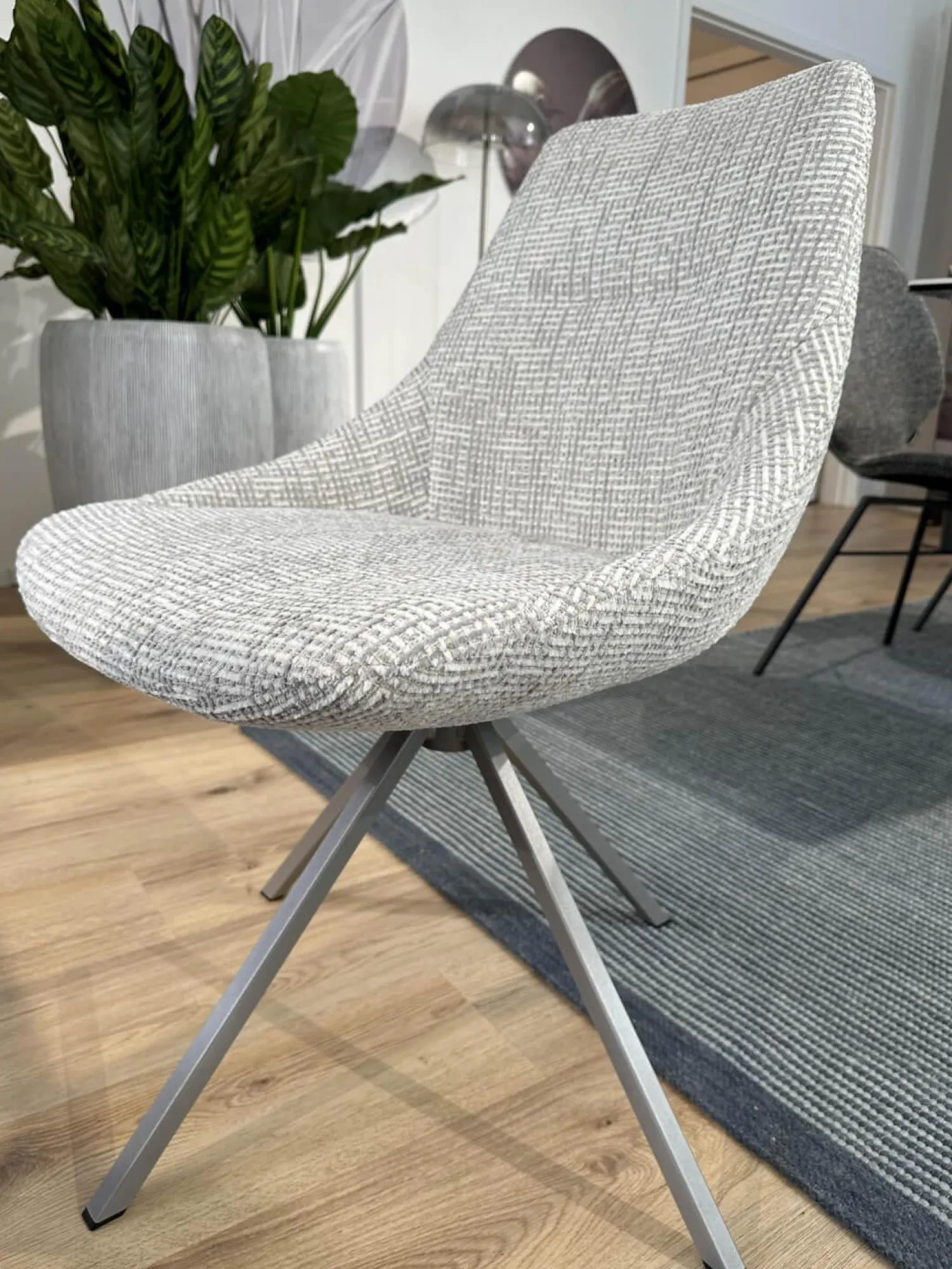 Contur Stuhlsets|6er Set Stuhlgruppe Pegara 13 Bezug Stoff Coco Und Shell 196 Grau Drehgestell Prisma Silber Mit Gleitern Schwarz