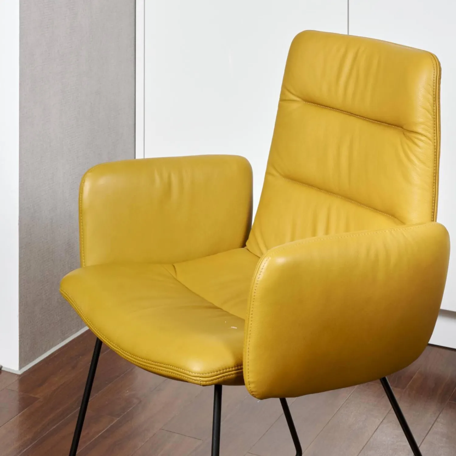 KFF Stuhlsets|2-er Stuhlgruppe Arva Light Mit Armlehne Leder Sauvage Citrin 8118 Drahtkufe Schwarz