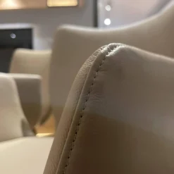 Scholtissek Stuhlsets|4er-Set Armlehnpolsterstuhl Kasaar Leder Prestige M 131 Kiesel Gestell Eiche Puro Geölt