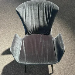 Draenert Stuhlsets|4er-Set Armlehnstuhl Dexter Vorne Stoff Charmelle Cloud Blau Rücken Leder I 89001 Schwarz Gestell Stahl Schwarz