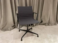 Vitra Stuhlsets|4er-Set Armlehnstuhl EA104 Bezug Hopsak Dunkelgrau 05 Gestell Aluminium Drehbar Filzgleiter Ohne Tisch