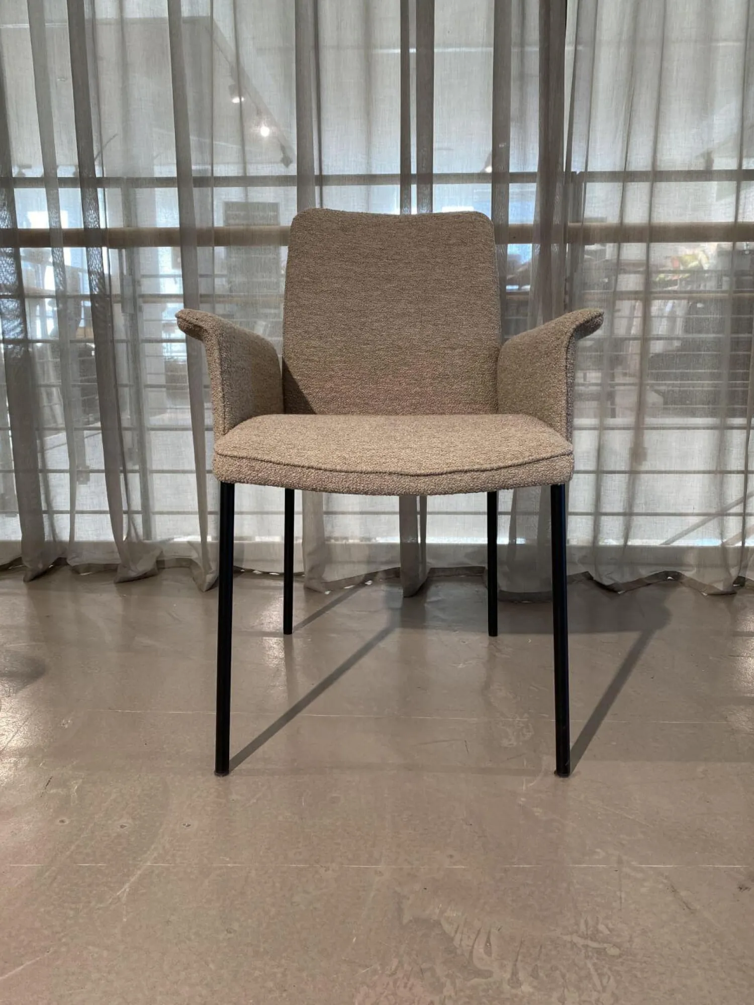 Christine Kröncke Stuhlsets|4er-Set Armlehnstuhl Jaro 200 Stoff 071 Ash Beige Grau Gestell Schwarz Gepulvert