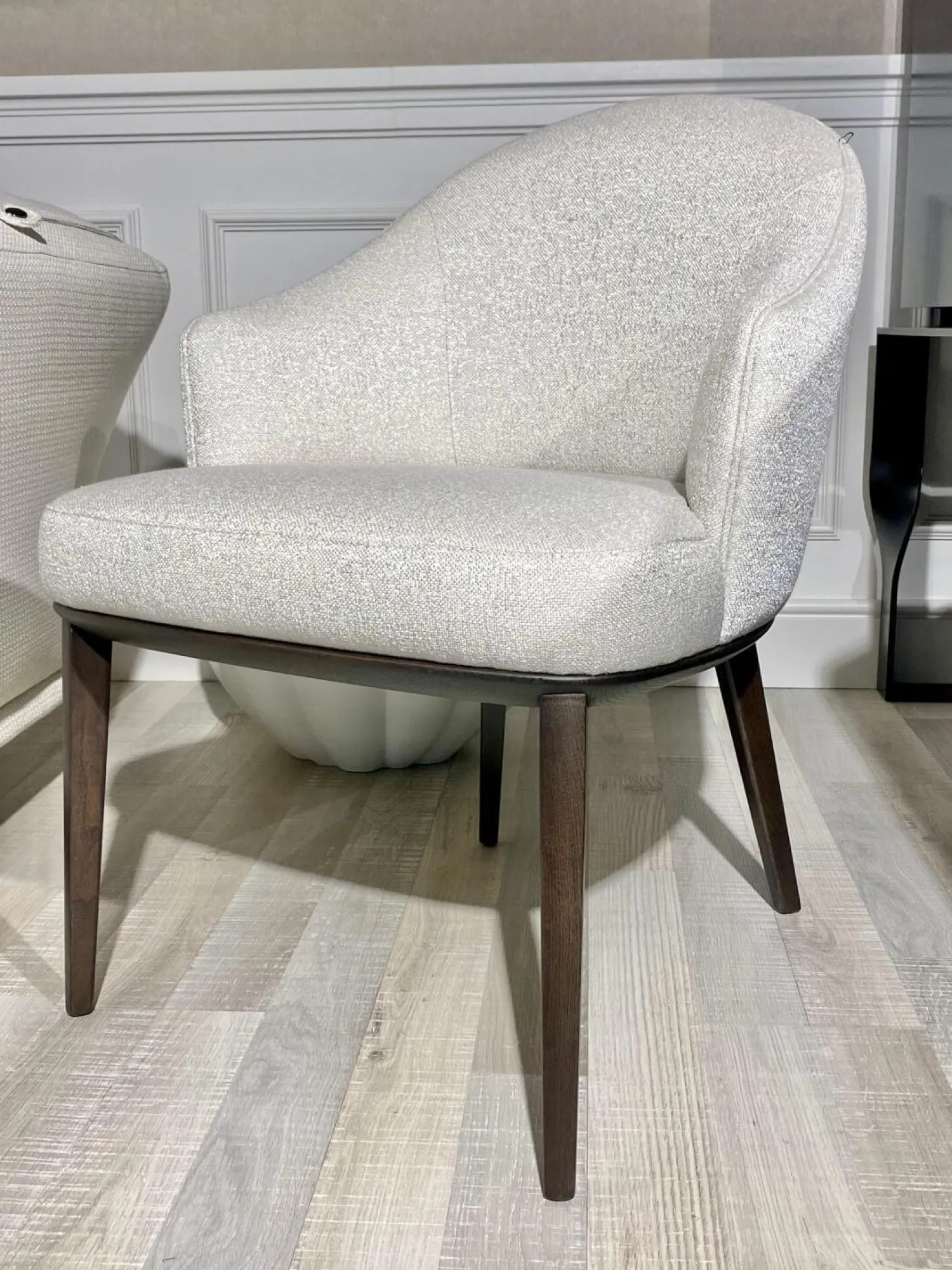 Rubelli Casa Stuhlsets|6er-Set Armlehnstuhl Virna Bezug Stoff Rubelli Fabthirty Bianco Creme Holzgestell Esche Gebeizt Moka Braun