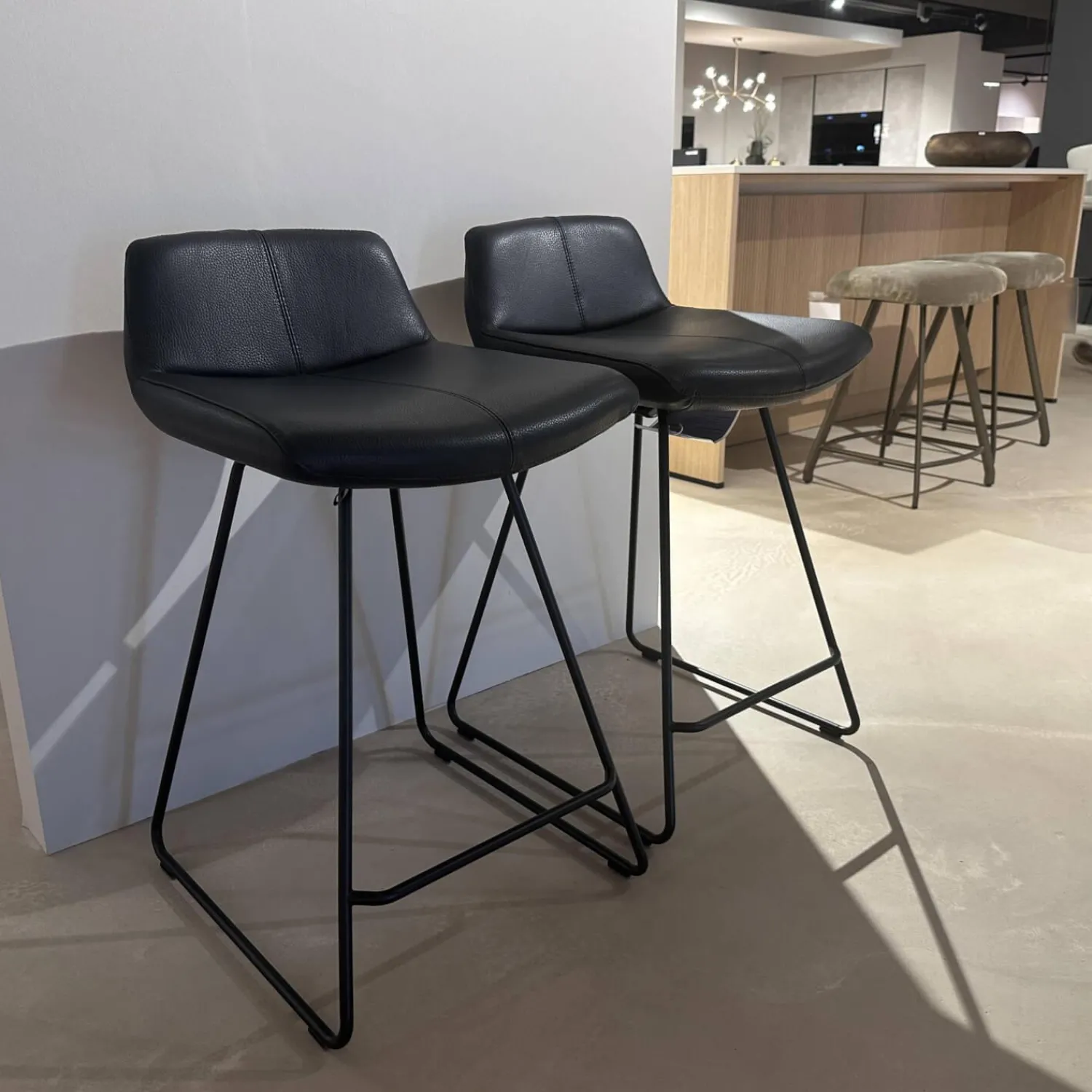 Leolux Barhocker & Barstühle|2er-Set Barhocker Caron Leder Senso 1000 Schwarz Gestell Epoxy Granite Anthrazit Matt