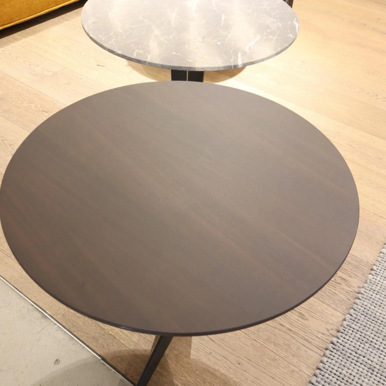 Molteni & C Beistelltische|2er-Set Beistelltisch Attico Runde Platte Holz Eukalyptus Gestell Zinnfarbig Und Mattiertes Messing