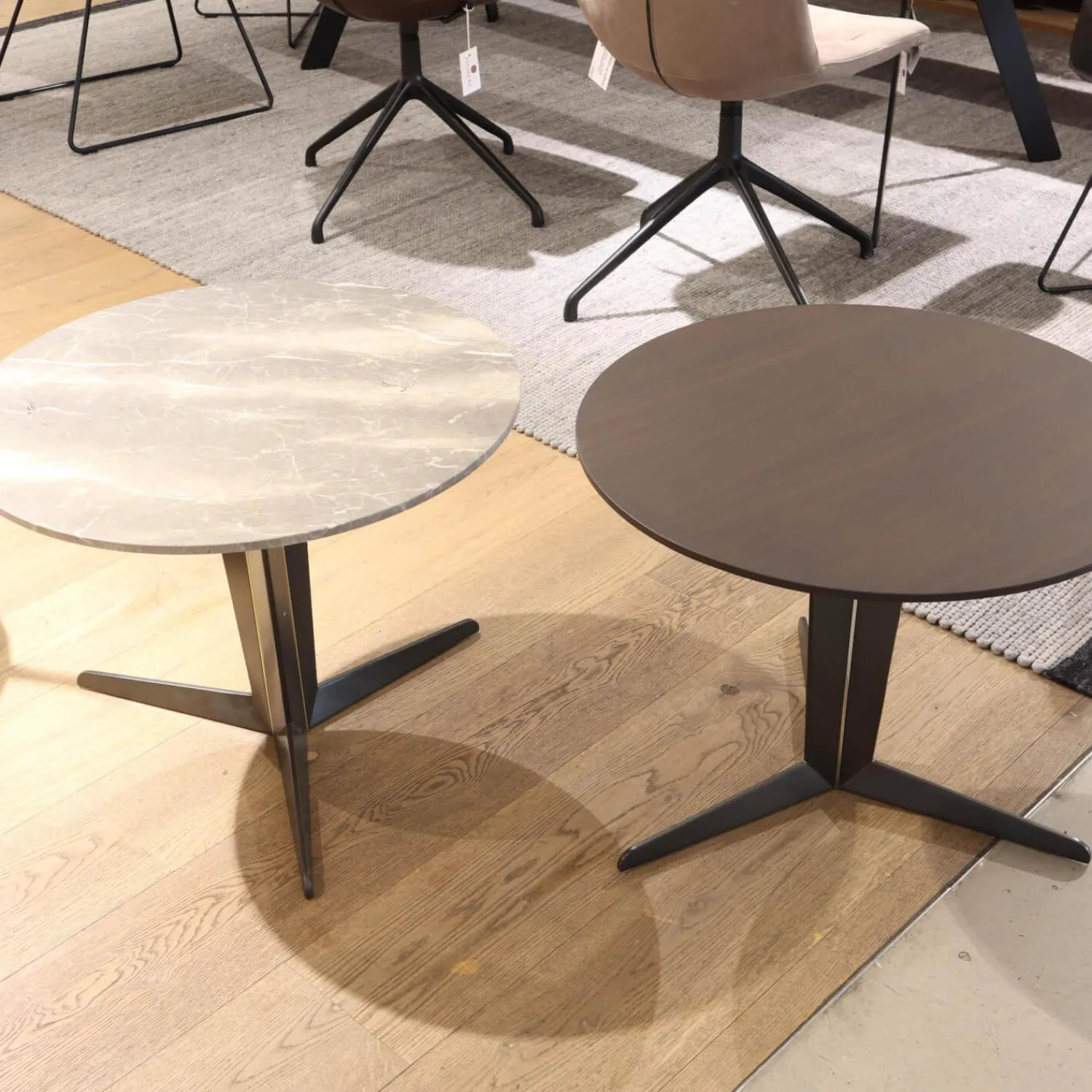 Molteni & C Beistelltische|2er-Set Beistelltisch Attico Runde Platte Holz Eukalyptus Gestell Zinnfarbig Und Mattiertes Messing