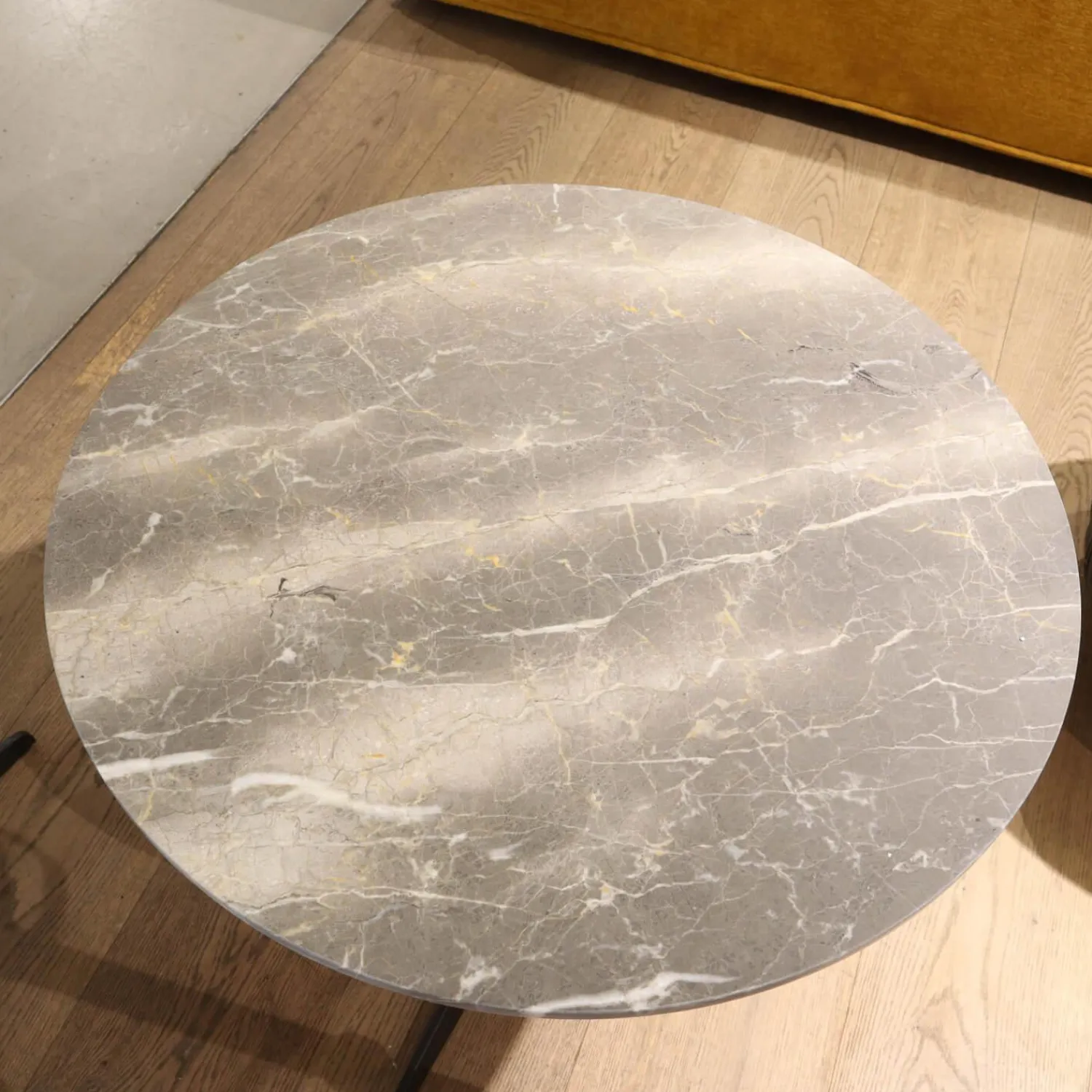 Molteni & C Beistelltische|2er-Set Beistelltisch Attico Runde Platte Holz Eukalyptus Gestell Zinnfarbig Und Mattiertes Messing