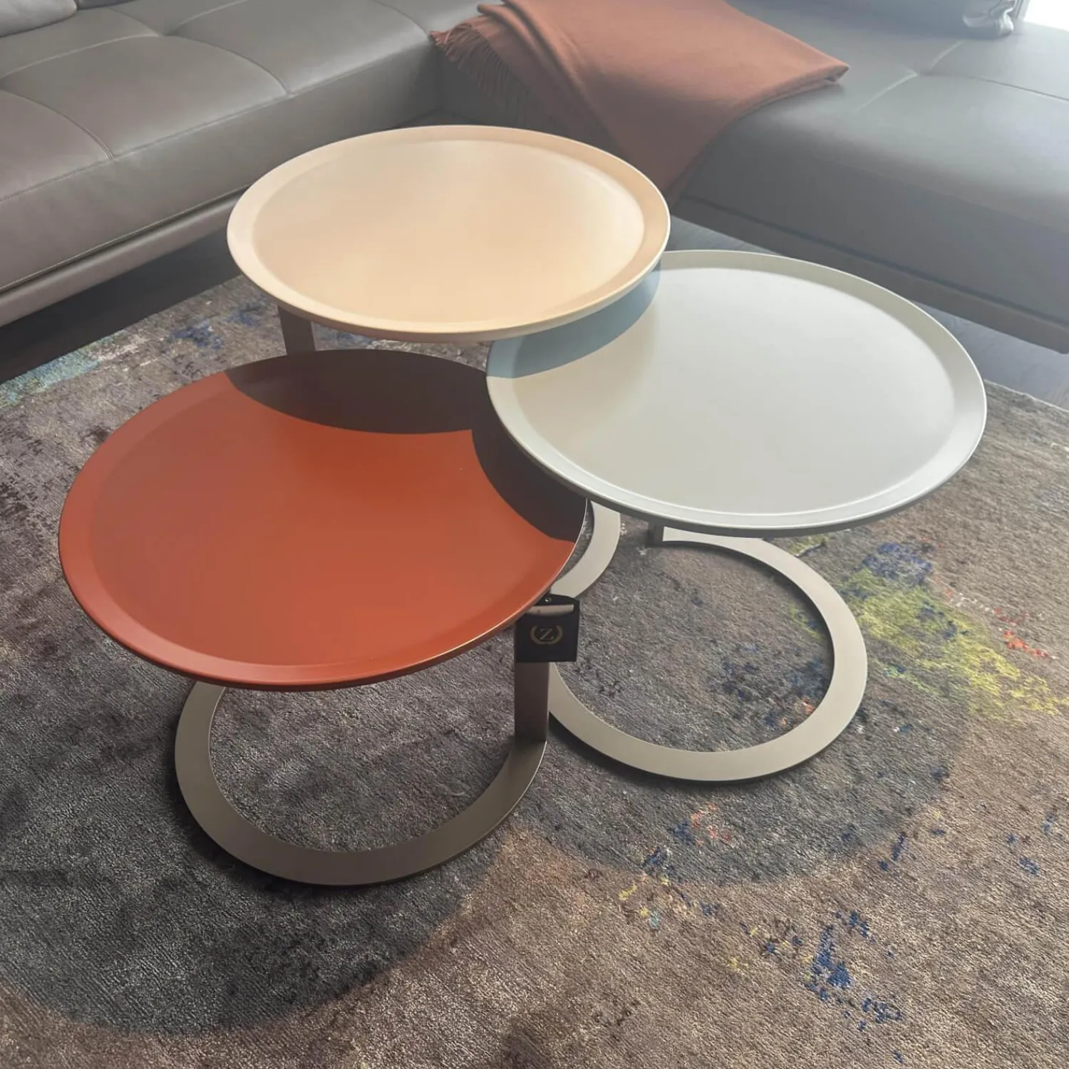 Christine Kröncke Beistelltische|3er-Set Beistelltisch Trio Platte Lack High Hell Beige Medium Ocean Grau Low Maroon Braun Rot Metallgestell Bronze Look Schwarz