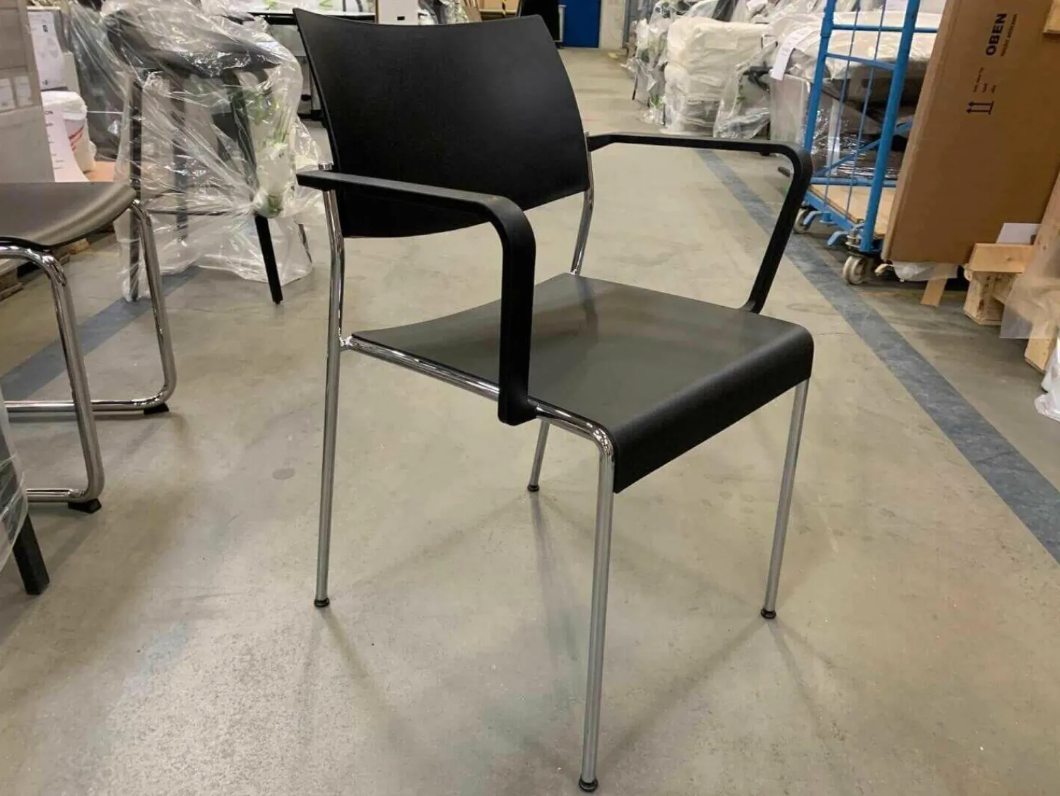 Brunner Stuhlsets|20er-Set Stapelstuhl mit Armlehnen Linos Schwarz auf Rollwagen