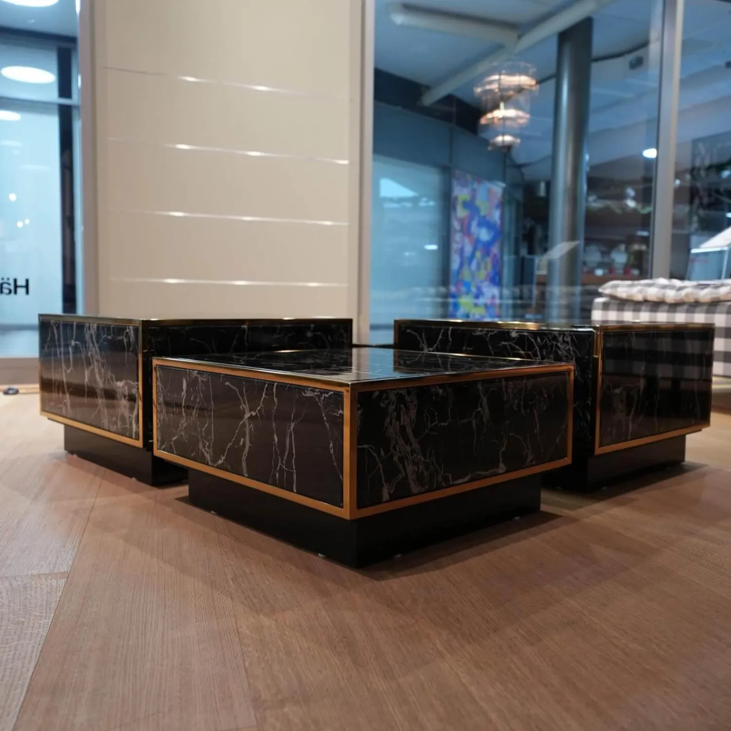 Eichholtz Couchtische|4er-Set Couchtisch Concordia Schwarzer Kunstmarmor Gold Finish