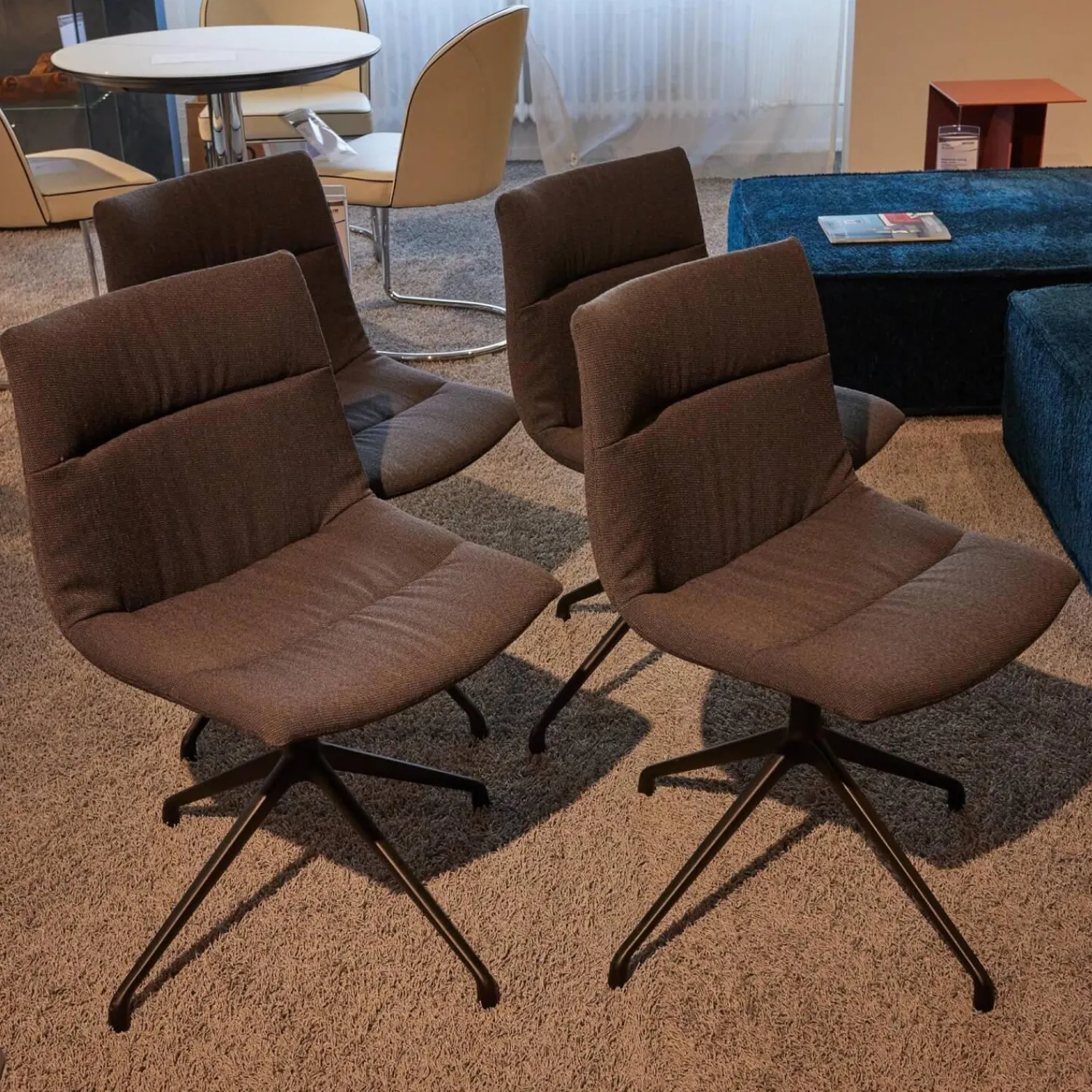 Girsberger Stuhlsets|4er-Set Drehstuhl Marel Bezug Arco Lanoso 01566 Braun 4-Sternfuß Drehbar Schwarz