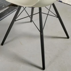 Vitra Stuhlsets|2er-Set Eames Plastik Side Chair DSW Sitzschale Kunststoff Kieselstein Gestell Ahorn Schwarz Lackiert