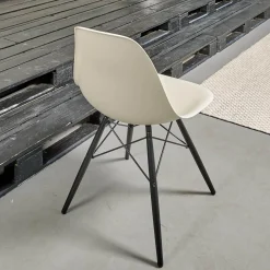 Vitra Stuhlsets|2er-Set Eames Plastik Side Chair DSW Sitzschale Kunststoff Kieselstein Gestell Ahorn Schwarz Lackiert