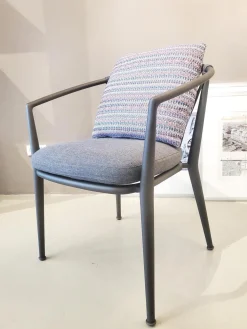 B&B Italia Essgruppen|Stuhlsets|6er-Set Erica Armlehnstuhl Stoff Sitzkissen Grau Rückenkissen Mehrfarbig Blau Rot Grün Füße Metall Grau Pulverbeschichtet