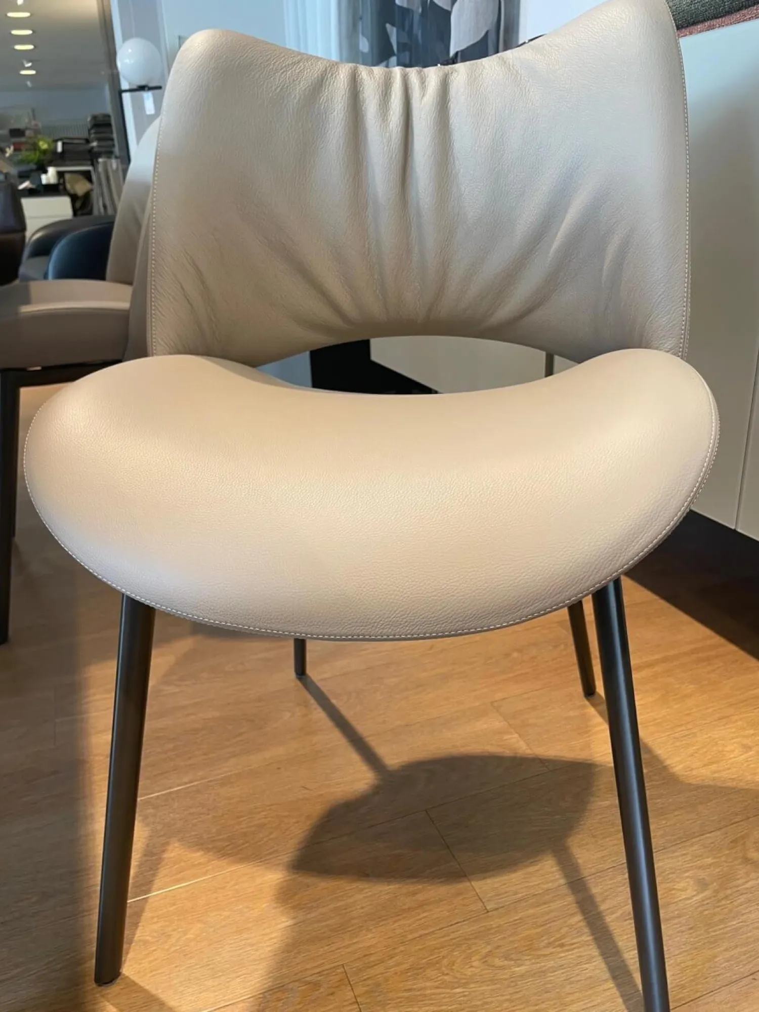 Poltrona Frau Stuhlsets|2er-Set Nice Leder 40 Cachemire Beige Füße Braun Lackiert