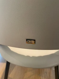 Poltrona Frau Stuhlsets|2er-Set Nice Leder 40 Cachemire Beige Füße Braun Lackiert