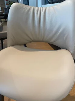 Poltrona Frau Stuhlsets|2er-Set Nice Leder 40 Cachemire Beige Füße Braun Lackiert