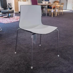 Arper Stuhlsets|2er-Set Stühle Catifa 46 Schwarz Vierfussgestell Chrom mit Schale Zweifarbig PO00209 Schwarz/Weiß