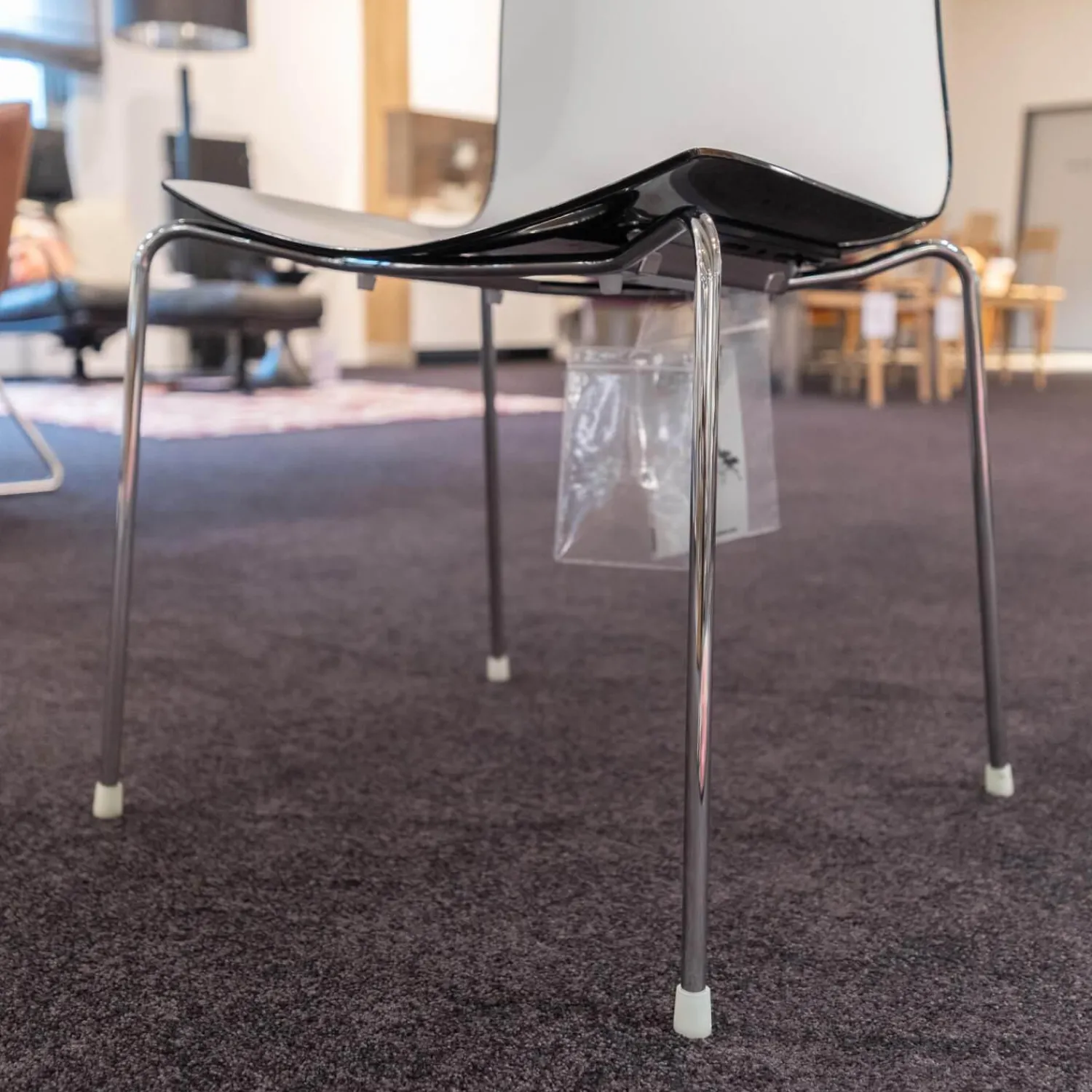 Arper Stuhlsets|2er-Set Stühle Catifa 46 Schwarz Vierfussgestell Chrom mit Schale Zweifarbig PO00209 Schwarz/Weiß