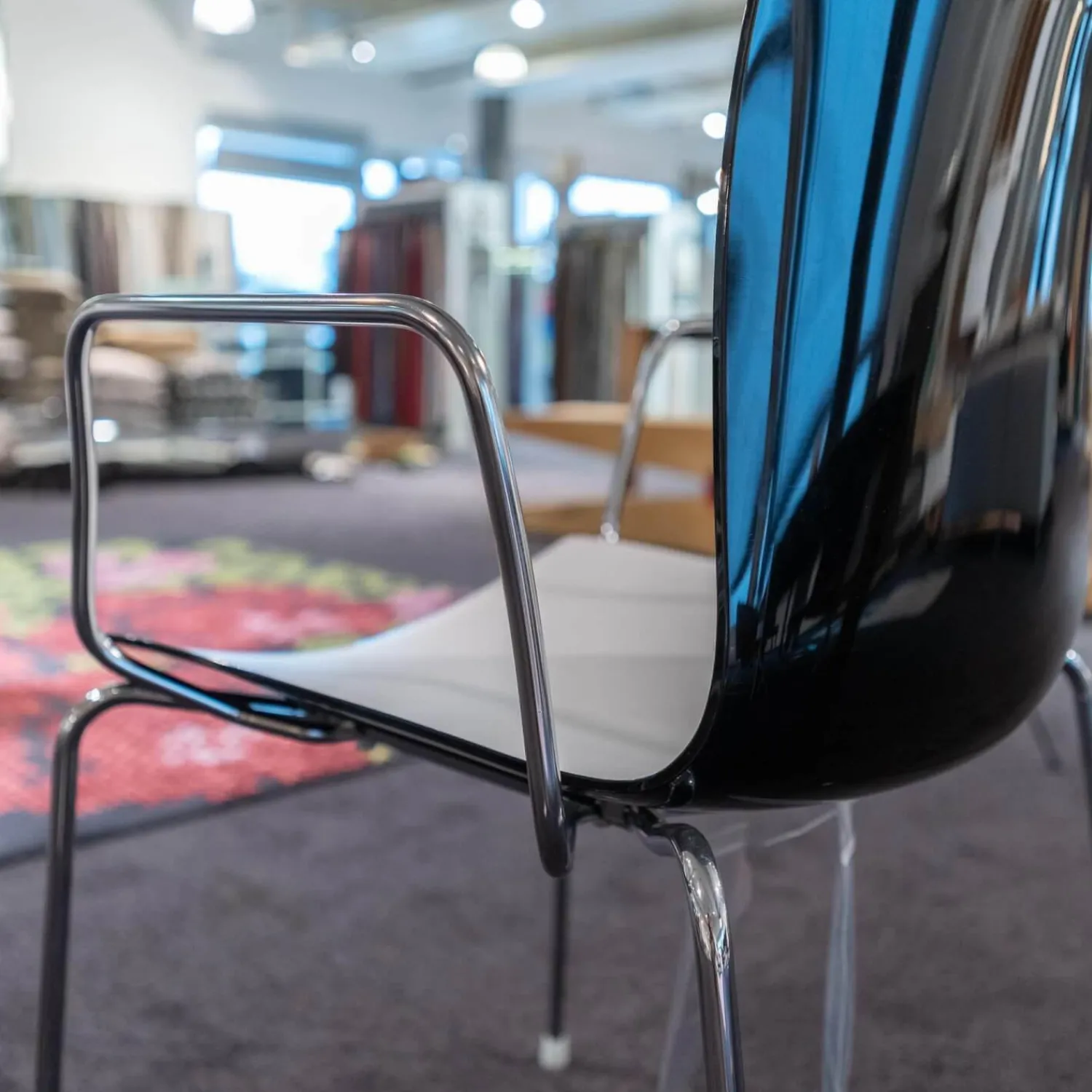 Arper Stuhlsets|2er-Set Stühle Catifa 46 Schwarz Vierfussgestell Chrom mit Schale Zweifarbig PO00209 Schwarz/Weiß