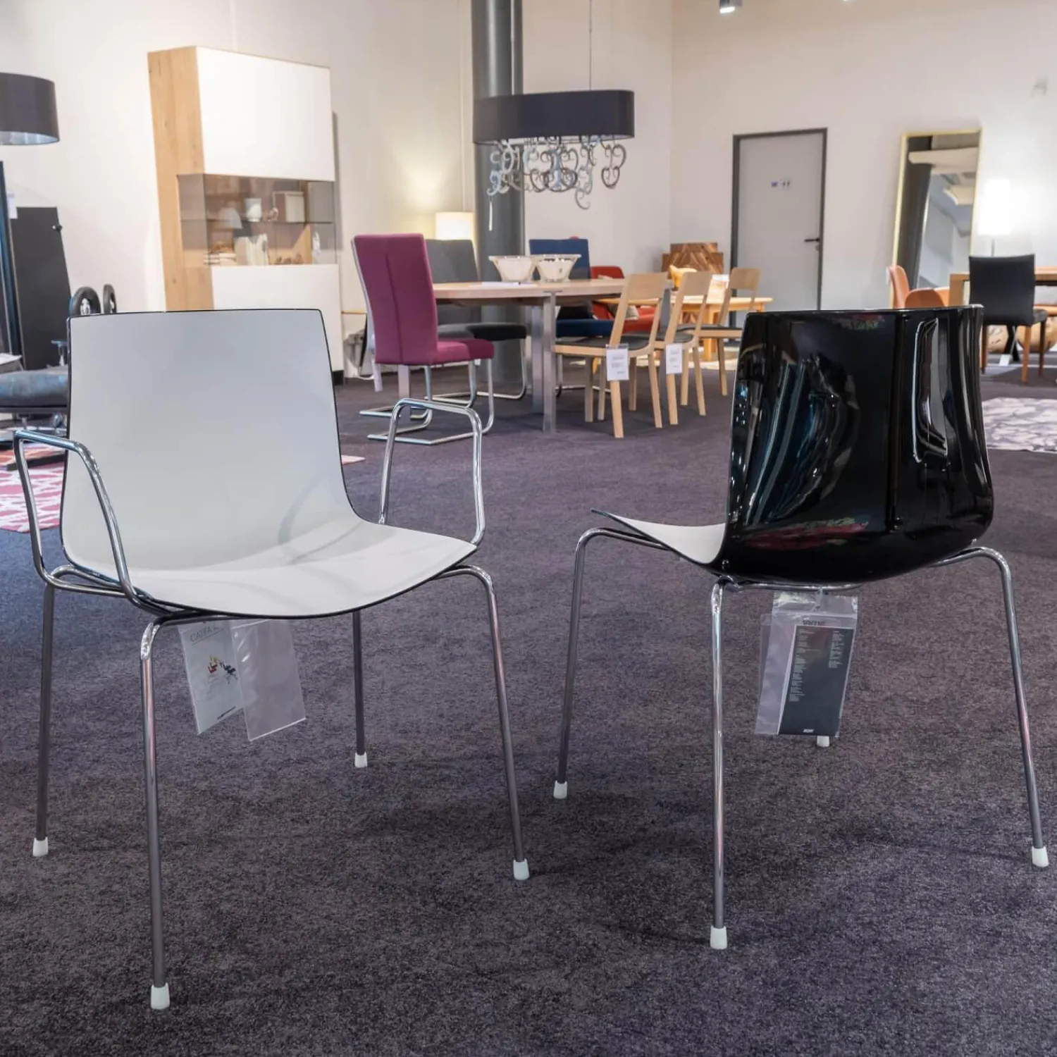 Arper Stuhlsets|2er-Set Stühle Catifa 46 Schwarz Vierfussgestell Chrom mit Schale Zweifarbig PO00209 Schwarz/Weiß