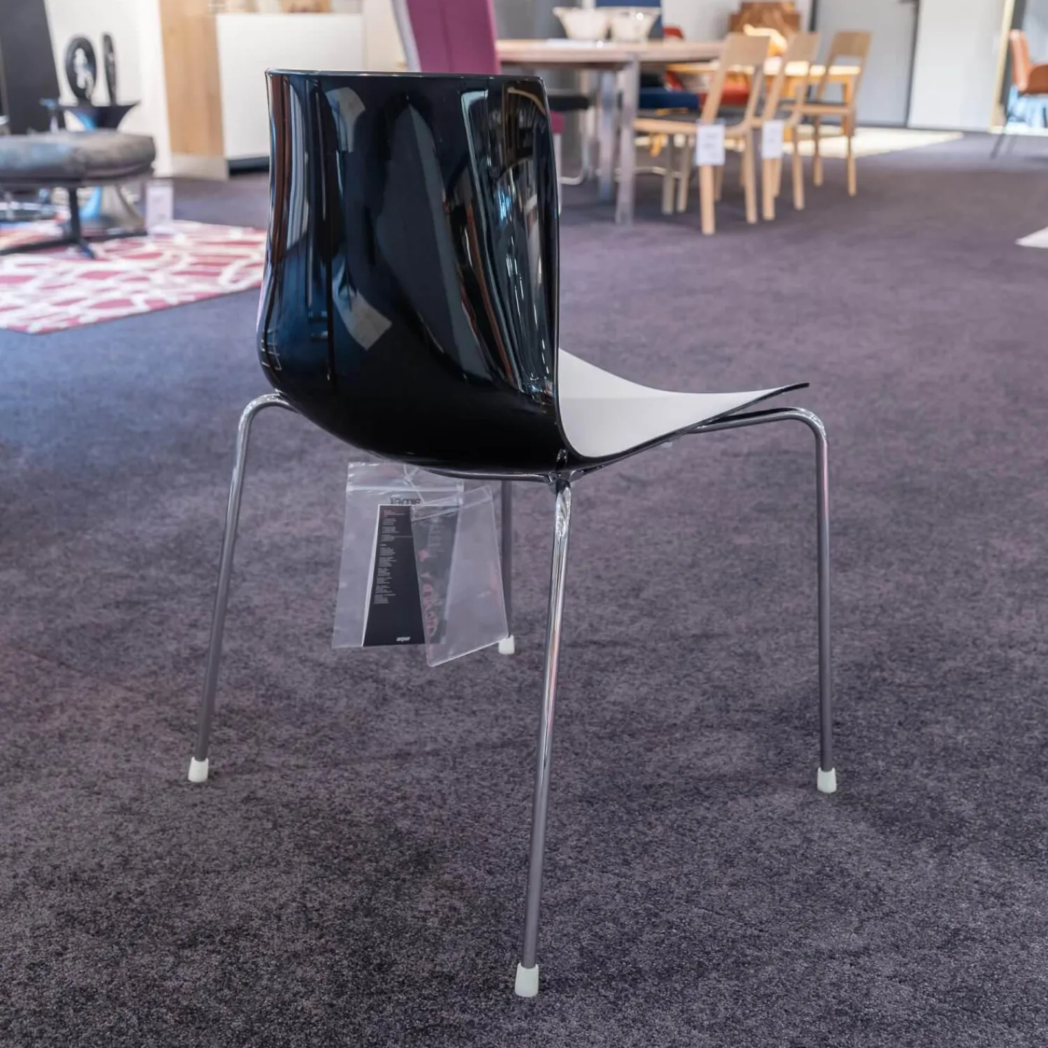 Arper Stuhlsets|2er-Set Stühle Catifa 46 Schwarz Vierfussgestell Chrom mit Schale Zweifarbig PO00209 Schwarz/Weiß