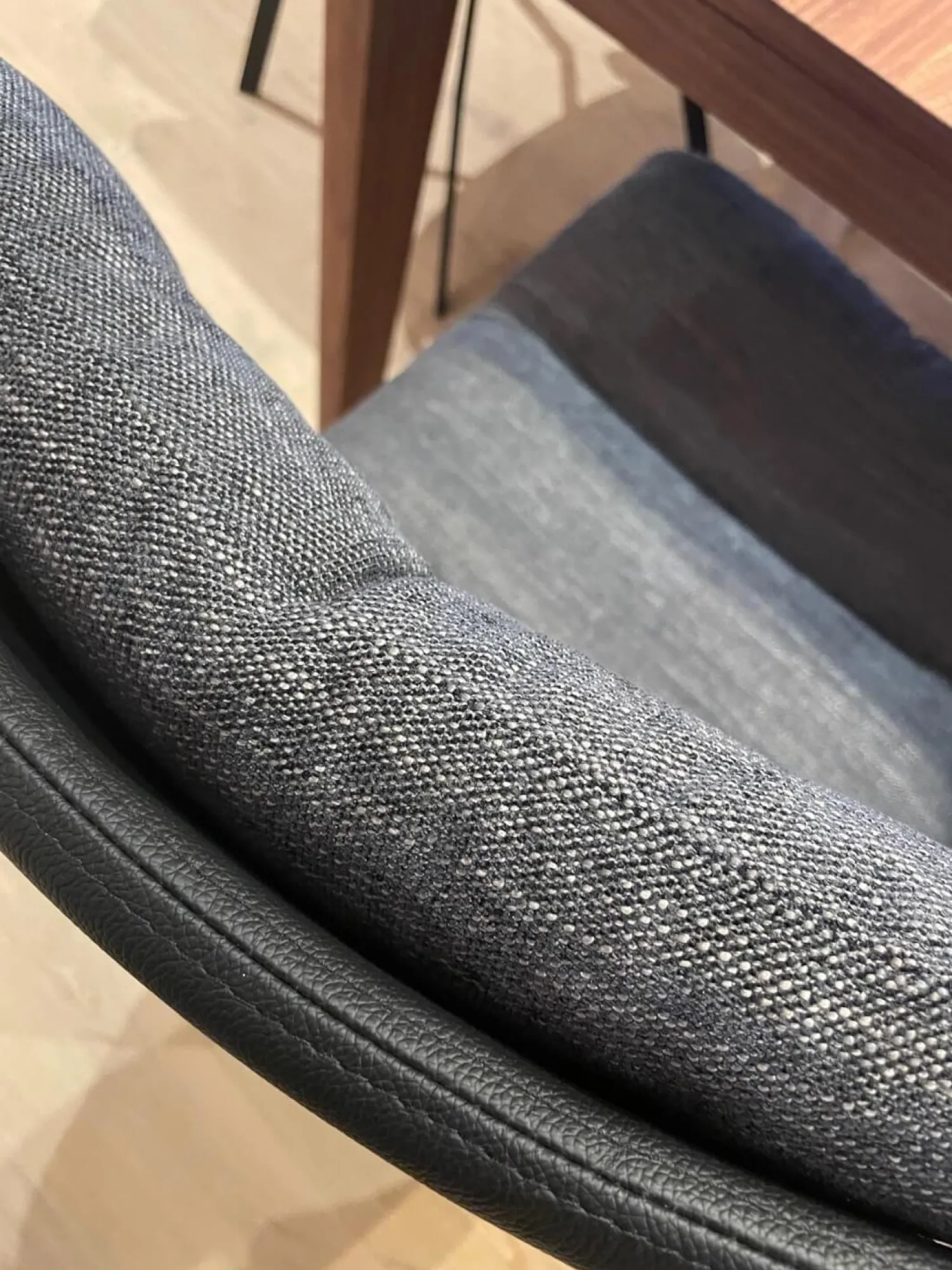 KFF Stuhlsets|7er-Set Stuhl Arva Rücken Leder Milano Schwarz Sitz Stoff Danubio Dunkelgrau