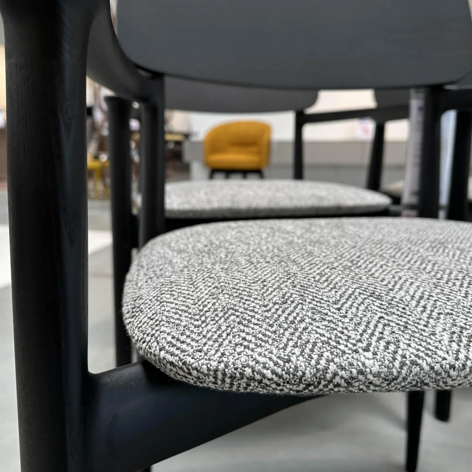 Poliform Stuhlsets|4er-Set Stuhl Curve Stoff E Skyros 04 Visione Grau Gestell Ulme Schwarz