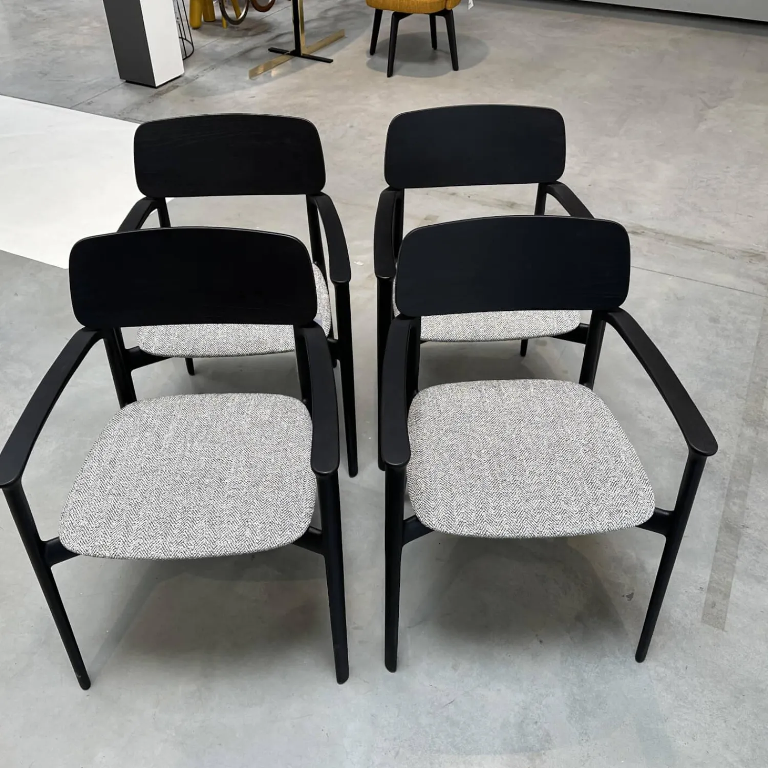 Poliform Stuhlsets|4er-Set Stuhl Curve Stoff E Skyros 04 Visione Grau Gestell Ulme Schwarz