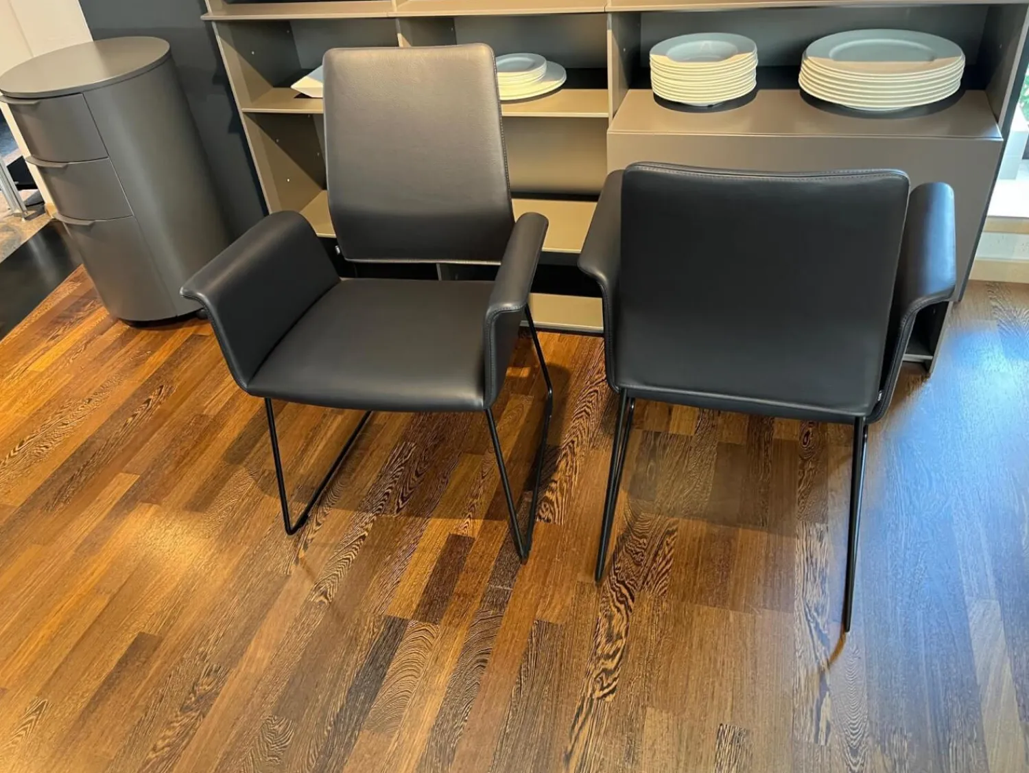 COR Stuhlsets|2er-Set Stuhl Fino Leder 282 Basalt Grau Füße Metall Schwarz Lackiert