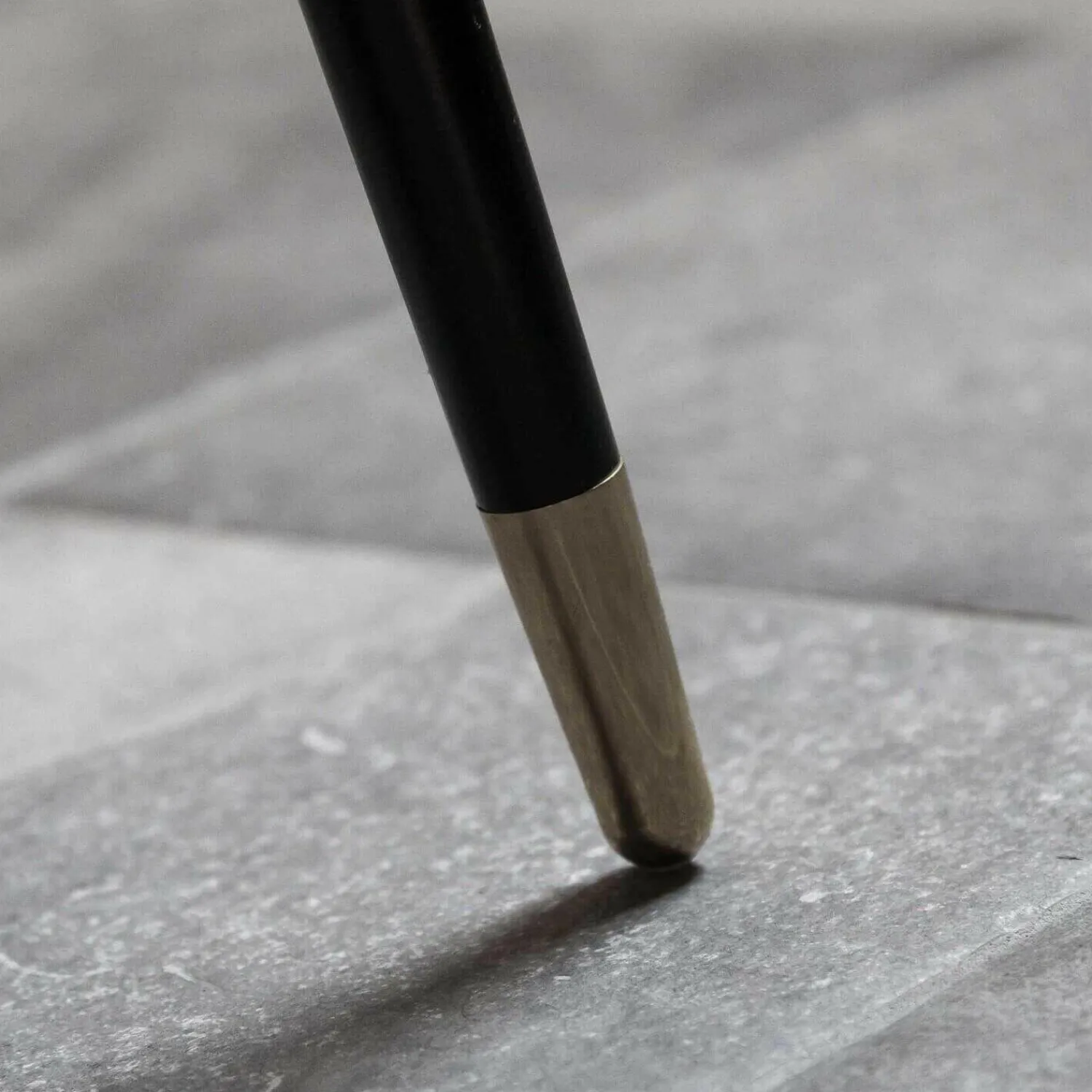 Gustav Hahn Stuhlsets|4er-Set Stuhl Modell Albert Stoff Piano 15 Füße Messing Veredelt