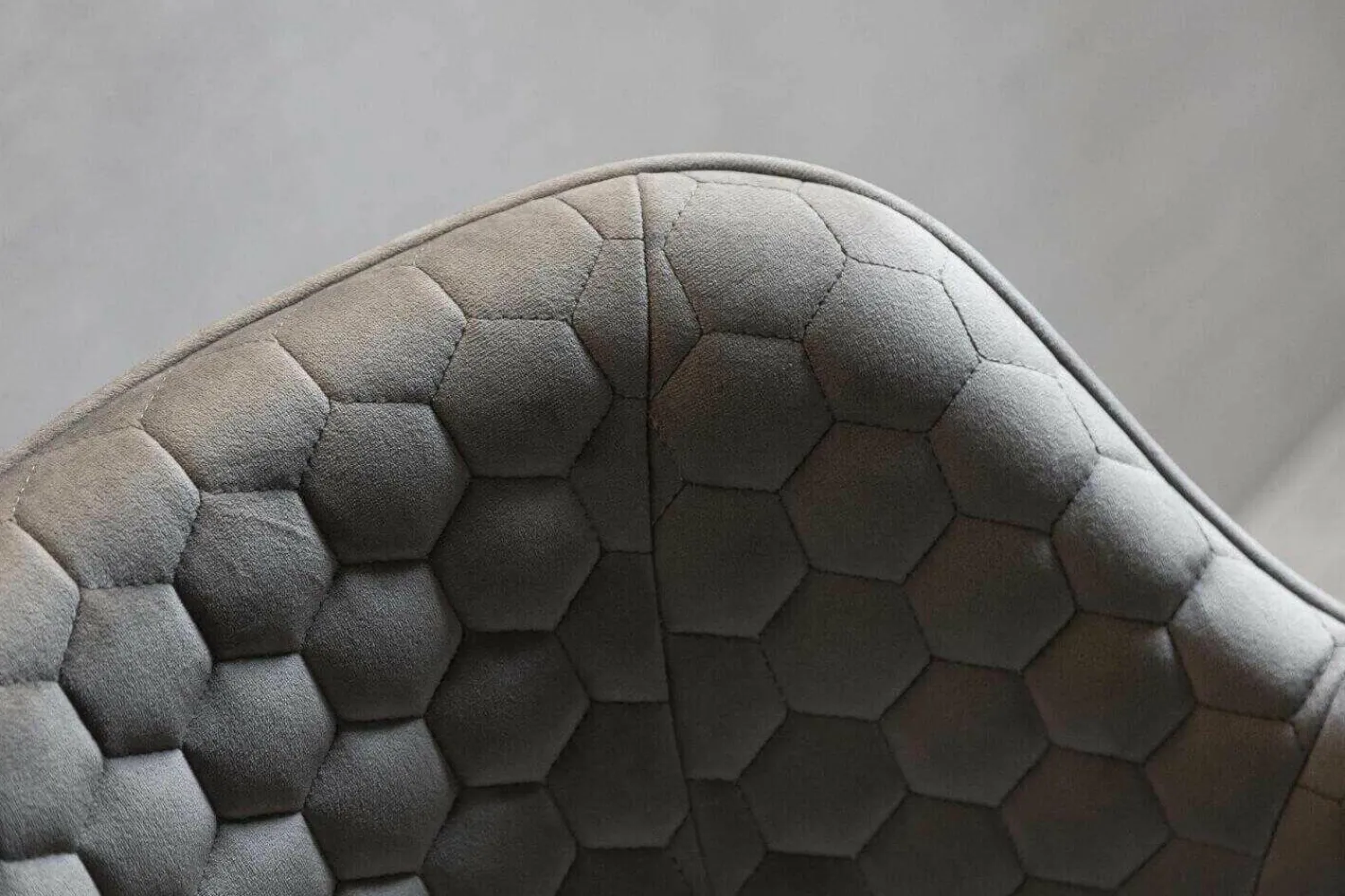 Gustav Hahn Stuhlsets|4er-Set Stuhl Modell Albert Stoff Piano 15 Füße Messing Veredelt